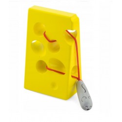 kawałek żółtego sera wraz z myszką na sznurku do przewlekania przeplatania przez dziurki