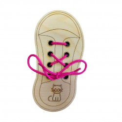 drewniany bucik z wyciętymi dziurkami na sznurówkę do nauki wiązania i przeplatania