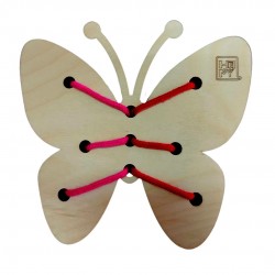 drewniany motyl z dziurkami do przewlekania sznurówki